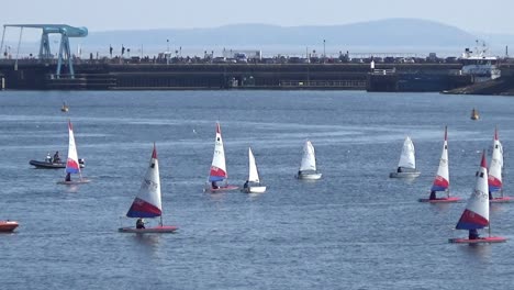 Abendsegelunterricht-In-Cardiff-Bay-In-Der-Nähe-Des-Staudamms