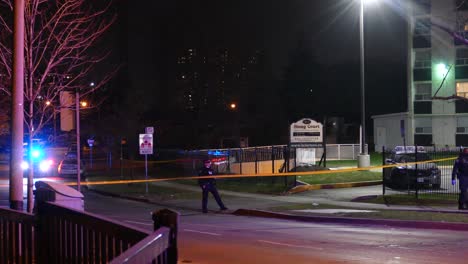 Cinta-Policial-Frente-A-La-Escena-Del-Crimen-Por-La-Noche-En-Un-Edificio-De-Apartamentos,-Toronto,-Canadá,-Plano-General-Estático