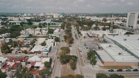 Beschleunigte-Ansicht-Der-Allee-Mit-Eisenbahn-In-Der-Mitte-In-Yucatan