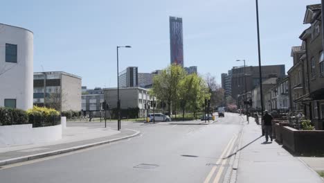 Camino-Hacia-El-Centro-De-La-Ciudad-De-Croydon-En-Un-Día-Soleado