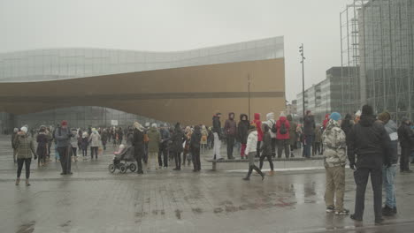 Protesta-Frente-A-La-Biblioteca-Central-De-Helsinki-Oodi