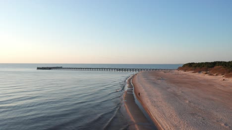 Antenne:-Palanga-Brücke-Mit-Ostsee-Während-Der-Goldenen-Stunde-Am-Abend