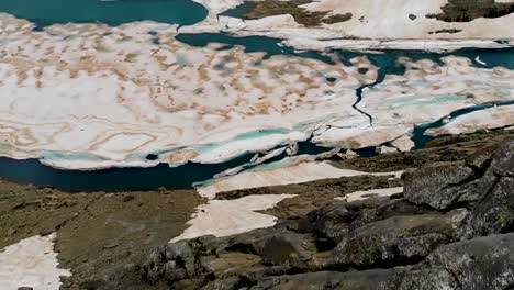Vuelo-De-Drones-Entre-2-Rocas-En-Las-Montañas---Glaciares-Y-Refugio-De-Hielo-De-Tuquerouye