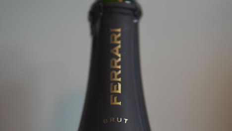 Schneller-Dolly-Zoom-Auf-Eine-Geöffnete-Ferrari-Trento-Brut-Flasche