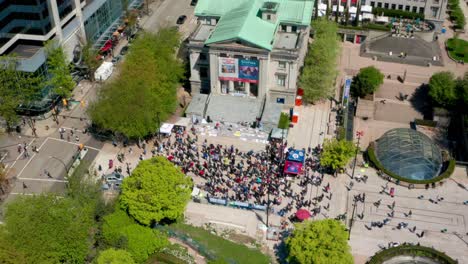 Manifestantes-Anti-máscara-Animan-Un-Discurso-Público-Para-Protestar-Contra-Las-Restricciones-De-Covid,-Hundiendo-La-Vista-De-Drones