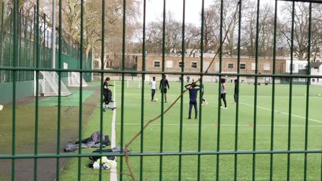 Schwarze-Kinder,-Die-In-Einem-Städtischen-Gebiet-Fußball-Spielen