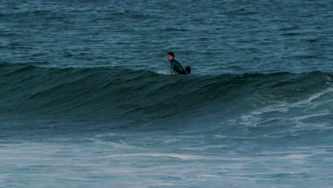 Surfer-Vermissen-Schöne-Brandungswelle-Auf-Blauem-Ozeanwasser,-Fernsicht
