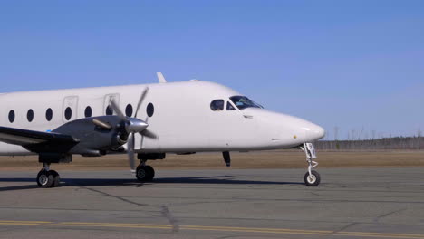 Los-Aviones-De-Central-Mountain-Air-Comienzan-A-Despegar-En-La-Pista-Del-Aeropuerto-De-Williams-Lake-En-Williams-Lake,-Canadá