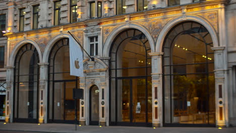 Apple-Store-Vacía-Sin-Gente-En-Regent-Street-En-El-Bloqueo-De-La-Pandemia-De-Covid,-Londres