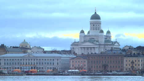 Zeitraffer-Des-Stadtbildes-Von-Helsinki-Mit-Der-Kathedrale-In-Der-Skyline