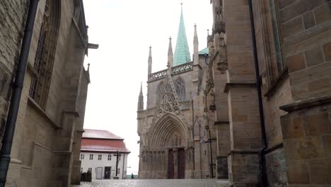 Blick-Auf-Die-Eingangshalle-Des-Alten-Erfurter-Doms-In-Der-Altstadt