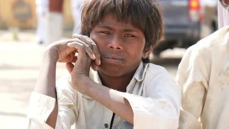 Junges-Armes-Männliches-Kind,-Das-In-Tharparkar-In-Pakistan-In-Die-Kamera-Schaut