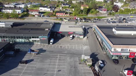 Geschäfte-Skousen-Biltema-Nissan-Mobelringen-Und-Nyborg-Storhandel-In-Asane-Bergen-Norwegen---Morgendlicher-Luftüberblick