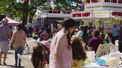 Hordas-De-Personas-Que-Asisten-Al-Festival-Dogwood-Buscan-Puestos-De-Comida-En-Siloam-Springs,-Arkansas