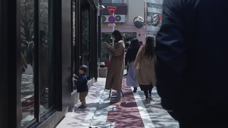 Mutter-Mit-Ihrem-Kind-Während-Hanami-Im-Stadtpark-In-Tokio,-Japan-Inmitten-Einer-Pandemie