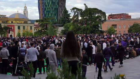 Gran-Multitud-De-Personas-Reunidas-En-La-Plaza-Principal-De-Tirana-Esperando-La-Ceremonia-De-Eid