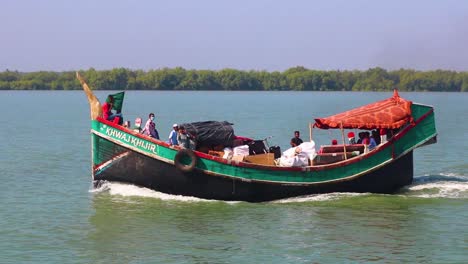 Passagier-trawler,-Der-Sich-Auf-Dem-Naf-fluss-Nahe-Der-Küste-Der-Bay-Von-Bengalen-Bewegt