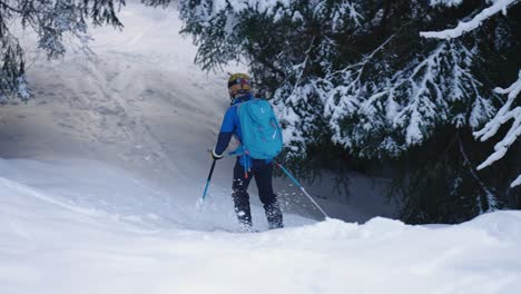 Esquiador-De-Travesía-Deslizándose-Cuesta-Abajo-A-Través-Del-Obstáculo-Del-Bosque-Nevado