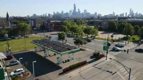 Gasolinera-Bp-Con-Chicago,-Horizonte-De-Illinois-En-Segundo-Plano