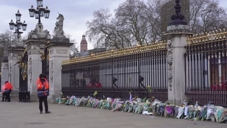 Der-Begleiter-Des-Buckingham-Palace-Geht-Mit-Blumen-Und-Ehrungen-Vor-Die-Tore,-Nach-Dem-Tod-Von-Prinz-Philip,-Herzog-Von-Edinburgh,-Samstag,-10.-April-2021---London,-Großbritannien