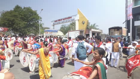 Video-De-Personas-De-La-India-Tocando-Instrumentos-Tradicionales-Dhol-Y-Tasha,-Es-Decir,-Tambores-Y-Gongs