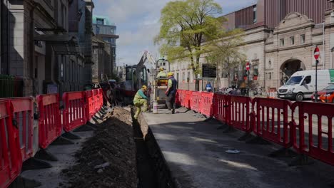 Workmen-digging-a-trench-on-School-Hill-Aberdeen