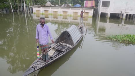 Persona-Desembarcando-De-Un-Barco-Frente-A-Un-Edificio-Inundado