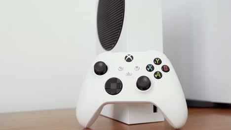 new-Xbox-series-S-console-and-controller