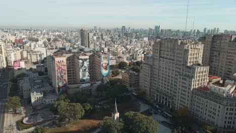 Plataforma-Rodante-Aérea-Sobrevolando-La-Plaza-Houssay-Cerca-De-La-Facultad-Pública-De-Medicina-Y-Hospital-Clínico,-Buenos-Aires