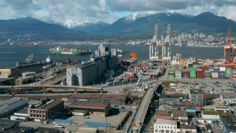 Un-Gran-Barco-De-Contenedores-Llega-A-Los-Concurridos-Muelles-De-Vancouver