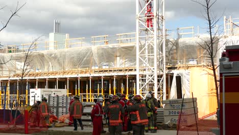 Bauarbeiter-Und-Toronto-Feuerwehr-Sicherheitstraining-Auf-Der-Baustelle