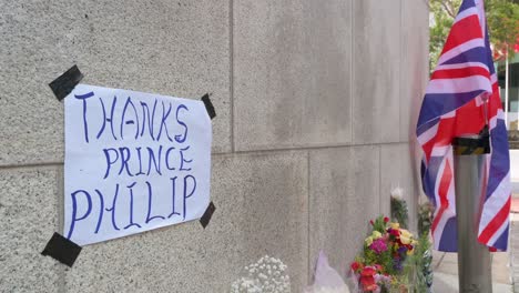 Blumensträuße-Liegen-Vor-Dem-Britischen-Konsulat-In-Hongkong-Nach-Der-Bekanntgabe-Des-Todes-Des-Britischen-Prinzen-Philipp-Auf-Dem-Boden