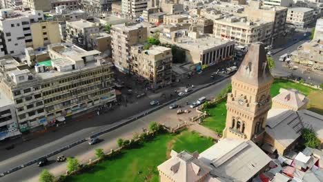 Vista-Aérea-Sobre-El-Mercado-De-La-Emperatriz-Y-La-Torre-Del-Reloj-En-La-Ciudad-De-Saddar