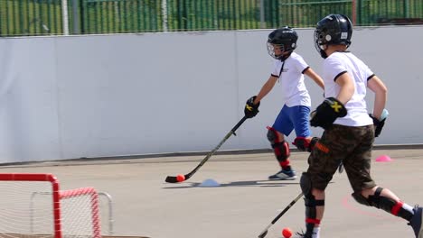 Jungen,-Die-Hockeyball-Spielen,-Laufen-Mit-Hockeyschläger,-Zeitlupe