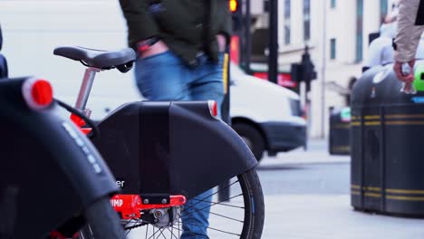 Alquiler-De-Bicicletas-En-Londres,-Inglaterra,-Tiro-Medio-Estático