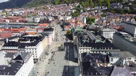 Nahaufnahme-Luftaufnahme-Des-Stadtplatzes-Torgallmenningen-Bergen---Umkehren-Mit-Neigung-Nach-Oben,-Um-Den-überblick-über-Die-Große-Stadt-Aus-Der-Luft-Zu-Zeigen---Norwegen