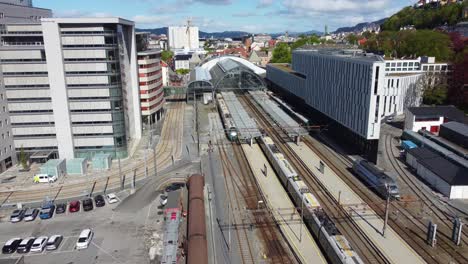 Zug-Von-Oslo-Bei-Bergensbanen---Ankunft-Am-Bahnhof-Bergen---Antenne-Nach-Dem-Zug-In-Den-Bahnhofsbereich---Norwegen