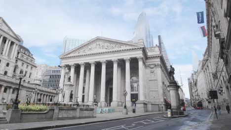 Gimbal-Liso-Disparado-Hacia-El-Edificio-Del-Royal-Exchange-Bank-Central-London-Square-Mile