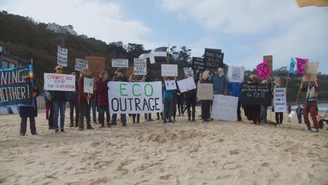 Numerosos-Manifestantes-Se-Reúnen-En-La-Playa-Frente-Al-Hotel-Carbis-Bay-En-St-Ives,-Cornwall.