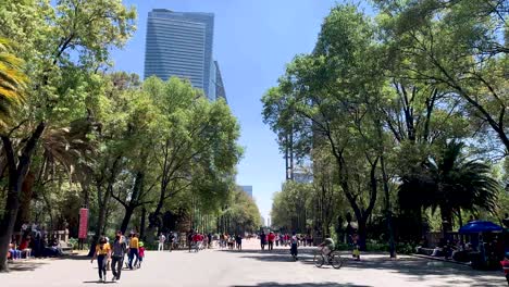 Timelapse-En-La-Entrada-Del-Bosque-De-Chapultepec-En-La-Ciudad-De-Mexico