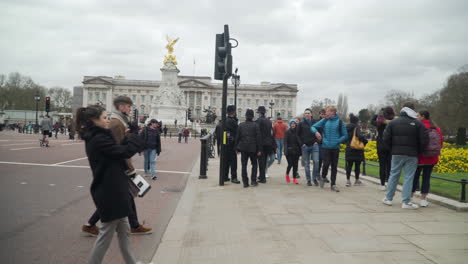 Multitudes-En-El-Palacio-De-Buckingham-Tras-La-Muerte-Del-Príncipe-Felipe