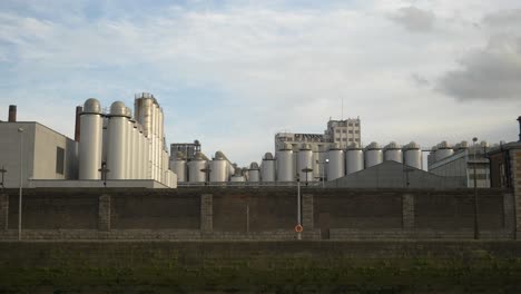 Guinness-Brauerei-In-Der-Nähe-Des-Flusses-Liffey-In-Dublin,-Irland