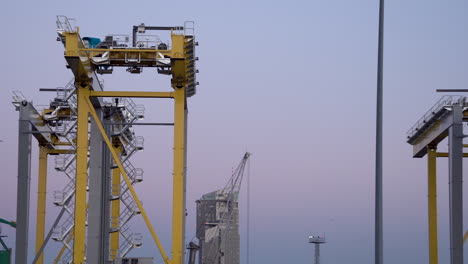 Toma-Panorámica-De-La-Torre-Marina-Industrial-En-El-Puerto-De-Gdynia-Durante-La-Hora-Azul,-Polonia