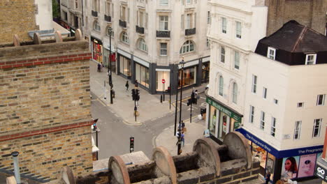 Luftbild-Auf-Dem-Dach-Mit-Blick-Auf-Die-Oxford-Street-In-London,-Während-Die-Leute-Einkaufen
