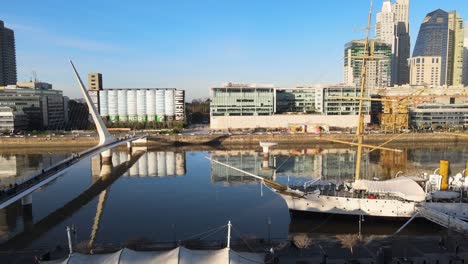 Antenne-Von-Puente-De-La-Mujer-Und-Von-Altem-Hölzernem-Segelboot-In-Buenos-Aires