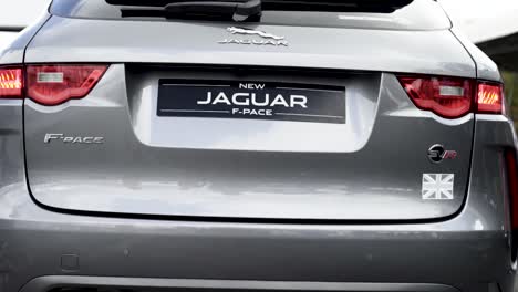 Parte-Trasera-Gris-Jaguar-F-Pace-Con-Faros-Rojos