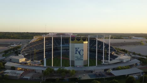 Toma-Aérea-En-órbita-De-La-Corona-En-El-Estadio-Kauffman-Durante-La-Hora-Dorada