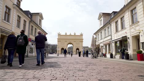 Innenstadt-Von-Potsdam-Mit-Fußgängern-Und-Historischem-Brandenburger-Tor