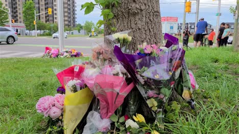 Flower-Memorial-Para-Las-Víctimas-De-Un-Ataque-Terrorista-Perpetrado-Por-Un-Terrorista-En-Londres,-Ontario
