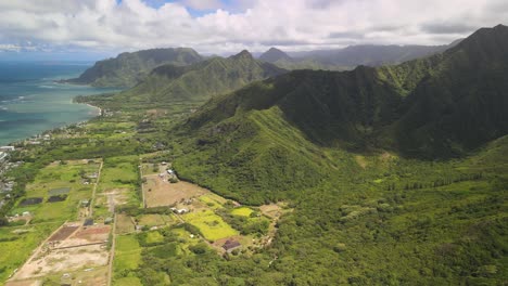 Vista-Aérea-Panorámica-De-Las-Cadenas-Montañosas-En-Hawaii